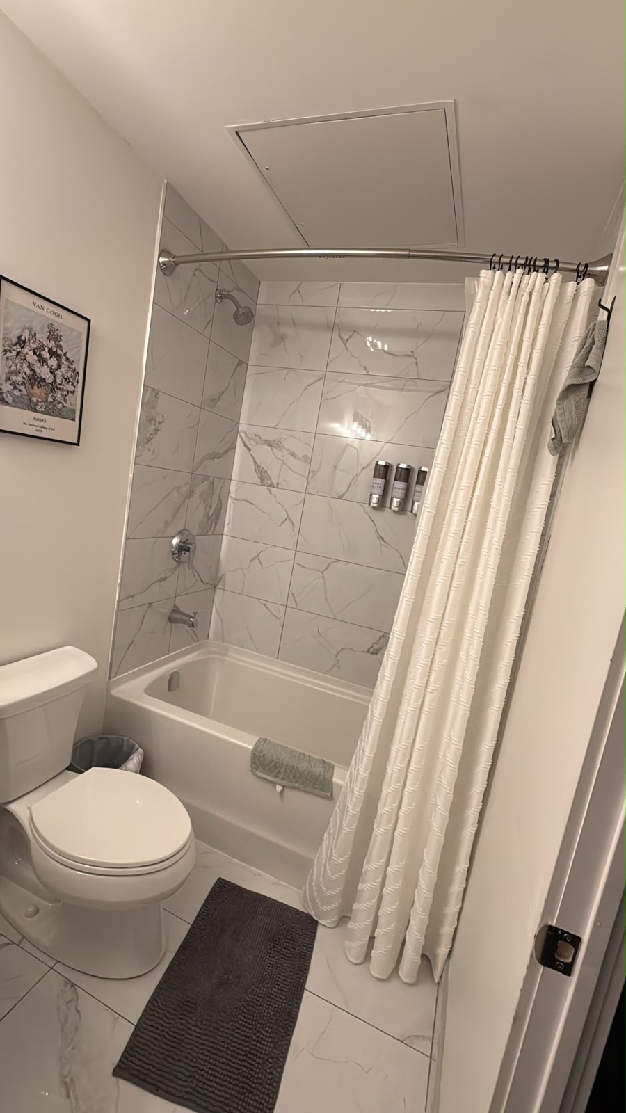 Freshly cleaned Airbnb bathroom ready for guests