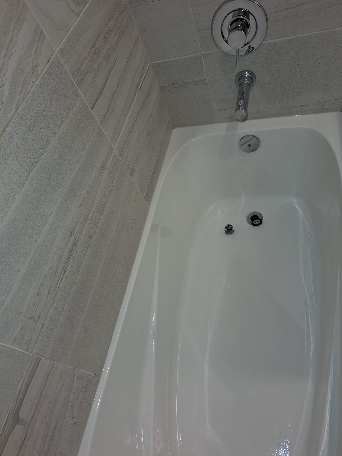 Bathtub detail after Aman Cleaning Service